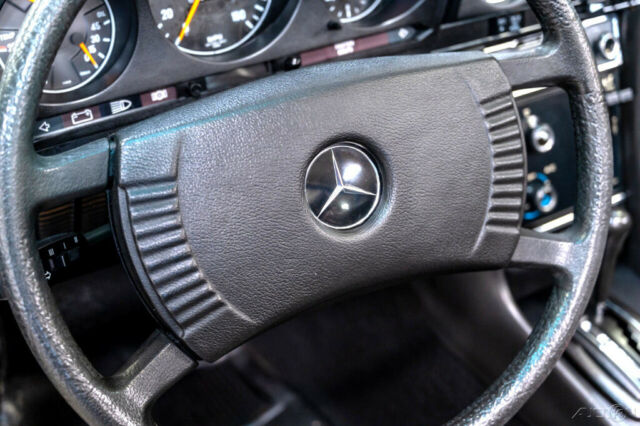 Mercedes-Benz 400-Series 1975 image number 40