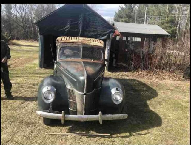 Ford Deluxe 1940 image number 1
