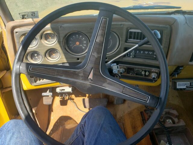 GMC Suburban 1974 image number 16
