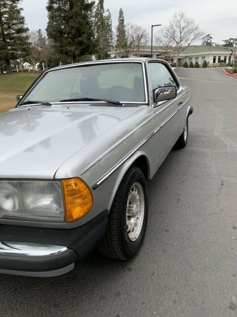 Mercedes-Benz 300-Series 1979 image number 32
