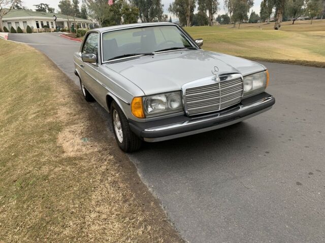 Mercedes-Benz 300-Series 1979 image number 7