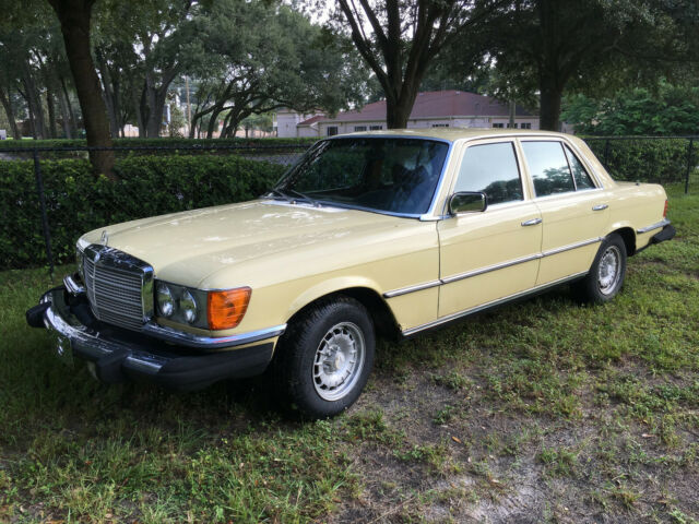 Mercedes-Benz 200-Series 1977 image number 0