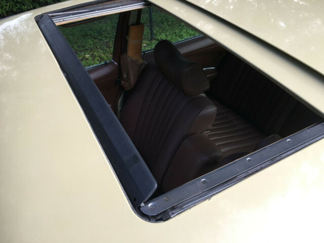 Mercedes-Benz 200-Series 1977 image number 14