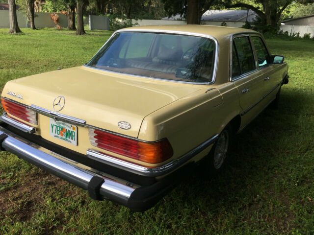 Mercedes-Benz 200-Series 1977 image number 19