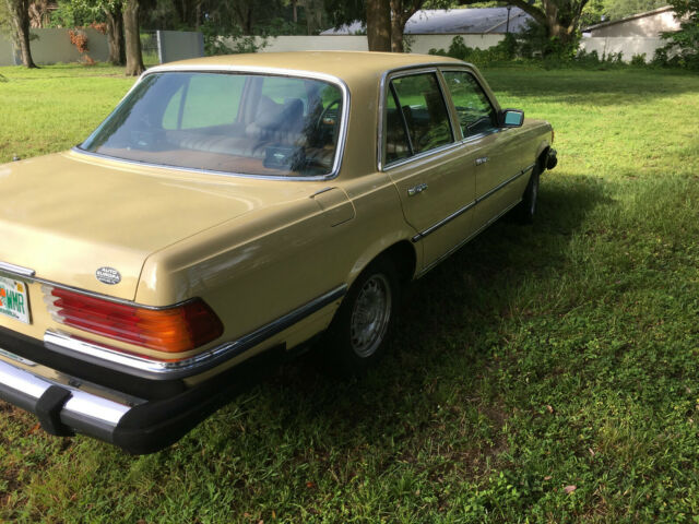 Mercedes-Benz 200-Series 1977 image number 2