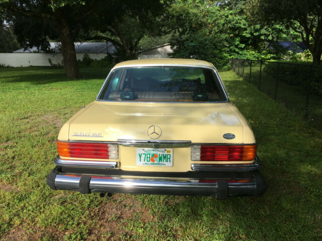 Mercedes-Benz 200-Series 1977 image number 25
