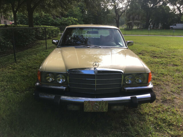 Mercedes-Benz 200-Series 1977 image number 27