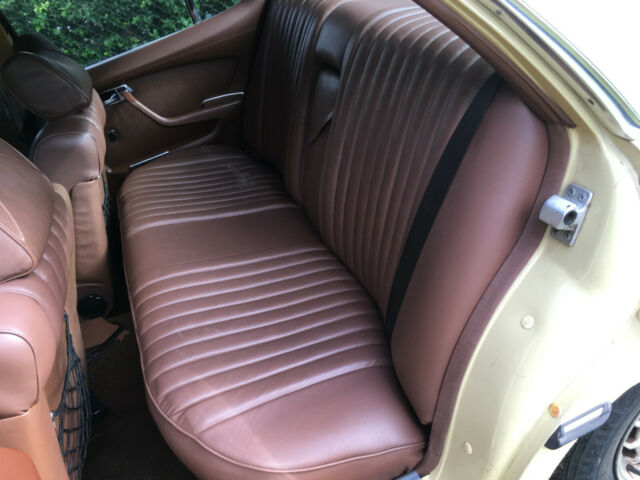 Mercedes-Benz 200-Series 1977 image number 28