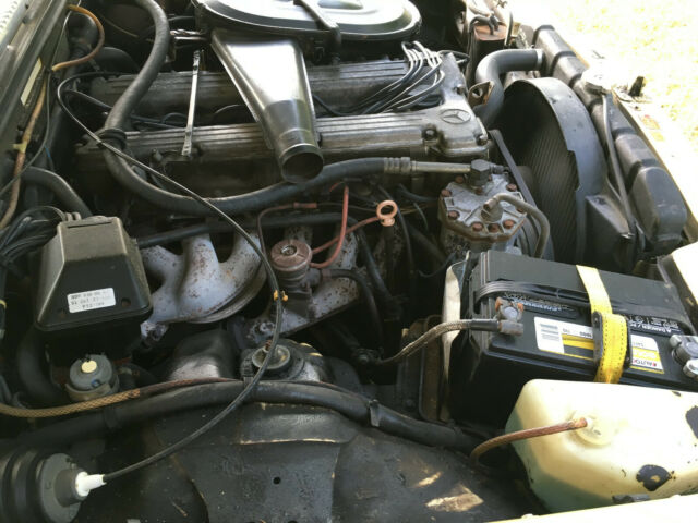 Mercedes-Benz 200-Series 1977 image number 31