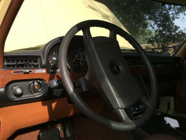 Mercedes-Benz 200-Series 1977 image number 34