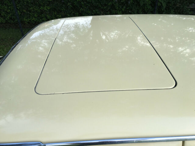 Mercedes-Benz 200-Series 1977 image number 37
