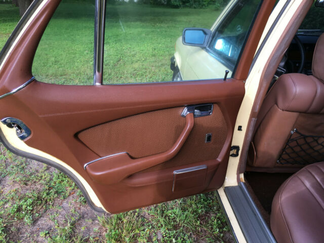 Mercedes-Benz 200-Series 1977 image number 5