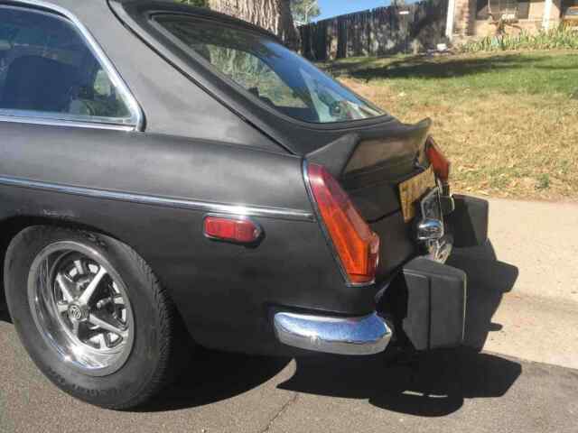 MG B GT 1974 image number 22