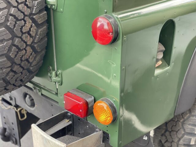 Land Rover Defender 1900 image number 21