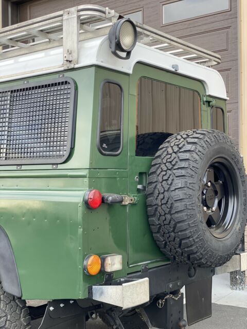 Land Rover Defender 1900 image number 25