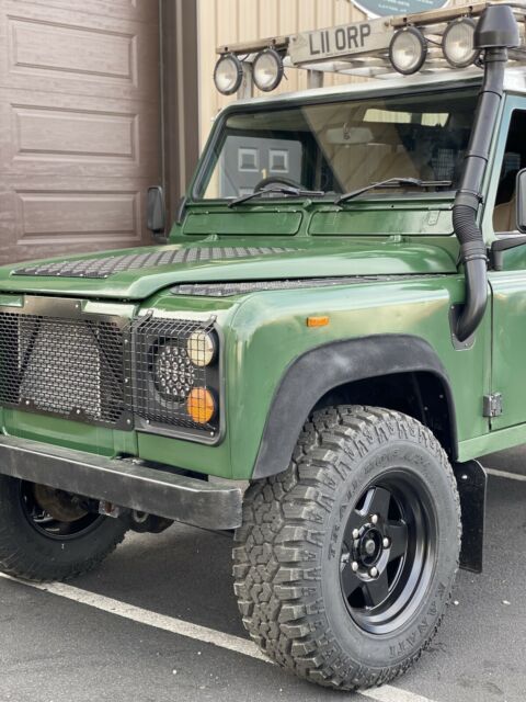 Land Rover Defender 1900 image number 27