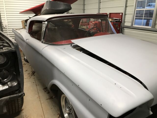 Ford Galaxie Skyliner 1959 image number 14