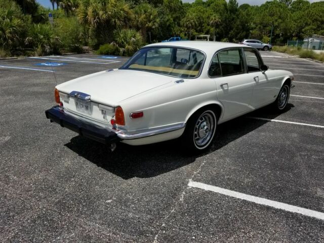 Jaguar XJ6 1974 image number 16
