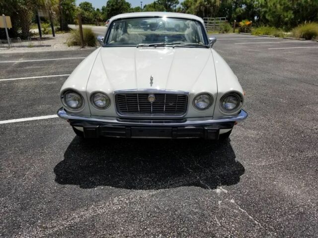 Jaguar XJ6 1974 image number 27