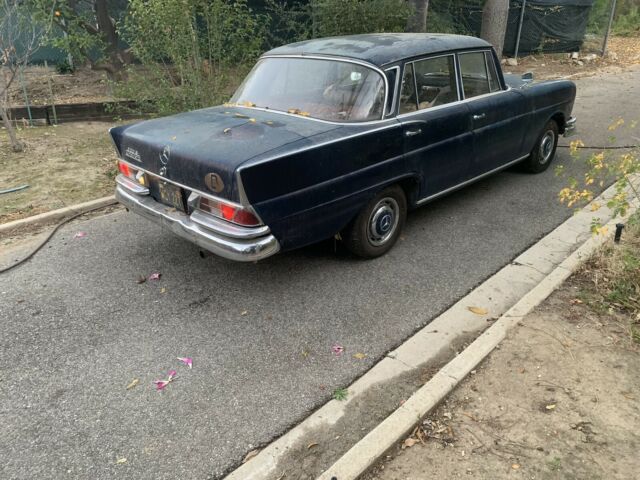 Mercedes-Benz 220 S 1965 image number 2