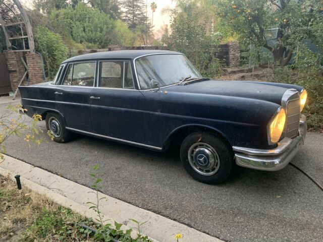 Mercedes-Benz 220 S 1965 image number 3