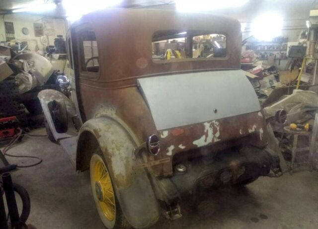 Chevrolet 5 Passenger Coupe 1932 image number 1