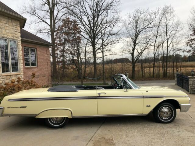 Ford Galaxie 1962 image number 30