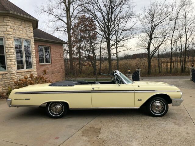 Ford Galaxie 1962 image number 31