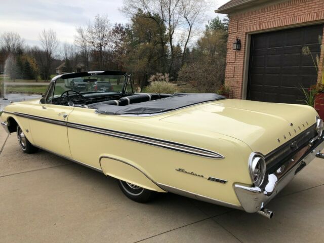 Ford Galaxie 1962 image number 9