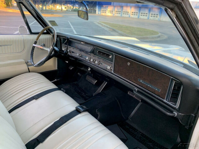 Pontiac Bonneville 1967 image number 44